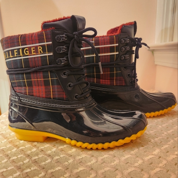NIB Tommy Hilfiger Women's Hessa Duck Boots Size 7, Navy - Picture 6 of 10